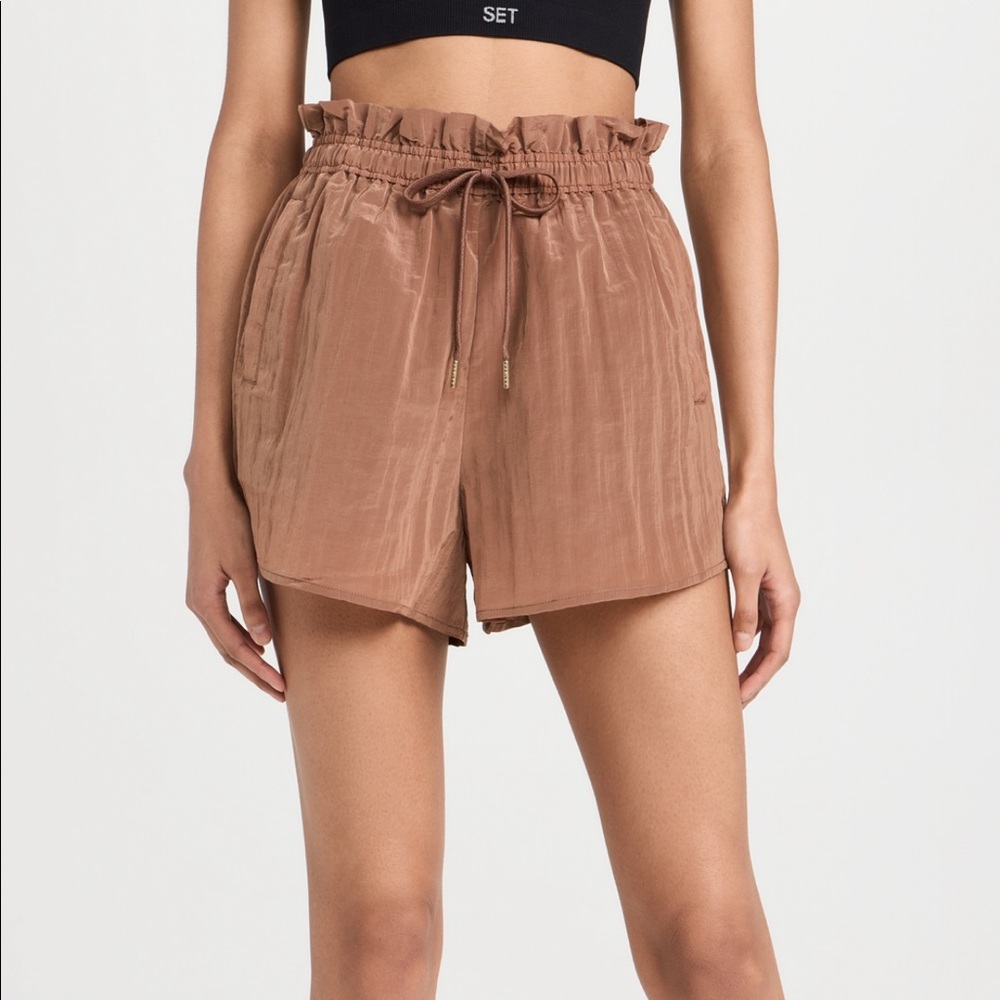 Varley High Rise Shorts | Large